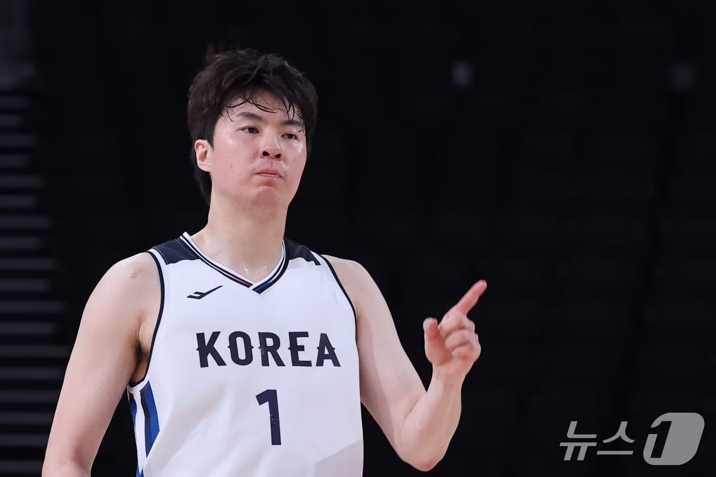 본문 이미지 - 18일 일본 나고야 아이치인터내셔널 아레나에서 열린 2026 아이치·나고야 아시안게임 남자농구 준결승 대한민국과 이란의 경기, 한국 이현중이 슛을 넣은 뒤 기뻐하고 있다. 2026.9.18 ⓒ 뉴스1 안은나 기자