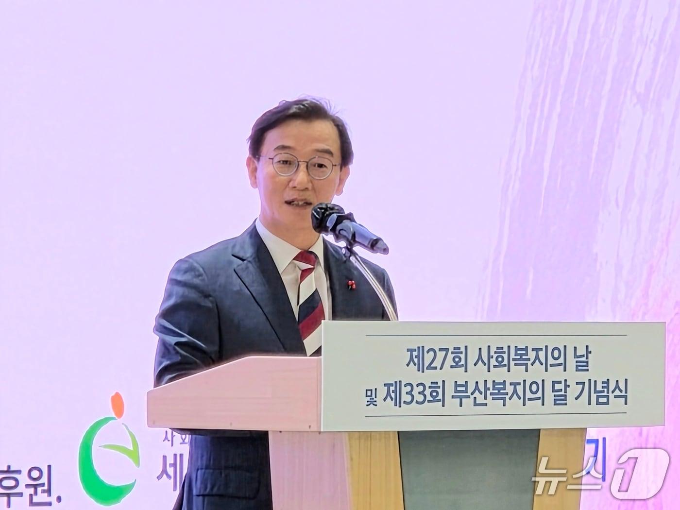 본문 이미지 - 전재수 부산시장이 18일 시청 대회의실에서 열린 '제27회 사회복지의 날' 및 '제33회 부산복지의 달' 기념식에서 인사말을 하고 있다. 2026.9.18뉴스1 ⓒ News1 임순택 기자
