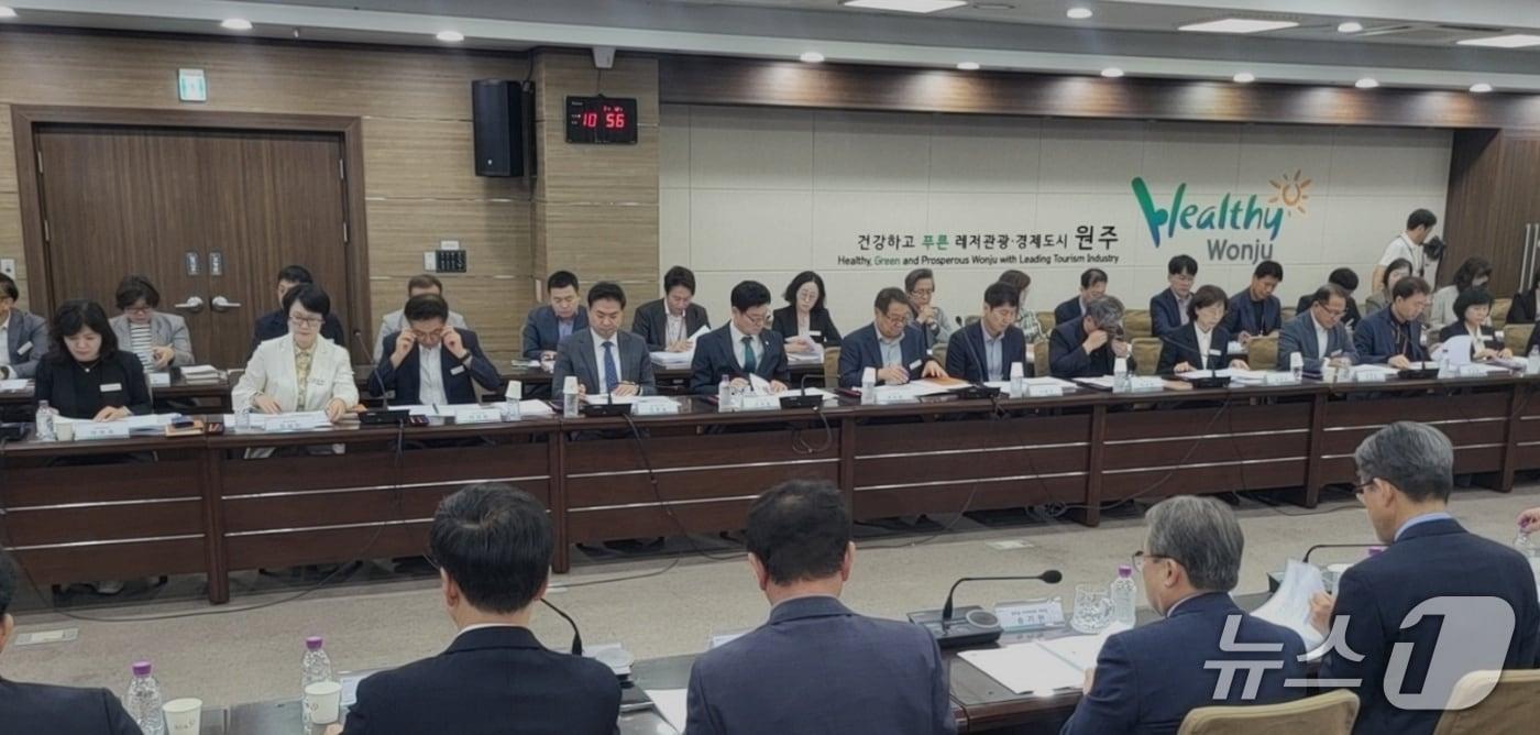 본문 이미지 - 강원 원주시가 18일 원주시청 대회의실에서 더불어민주당 원주 갑·을 지역위원회와 당정협의회를 열었다. 2026.9.18/뉴스1 신관호 기자