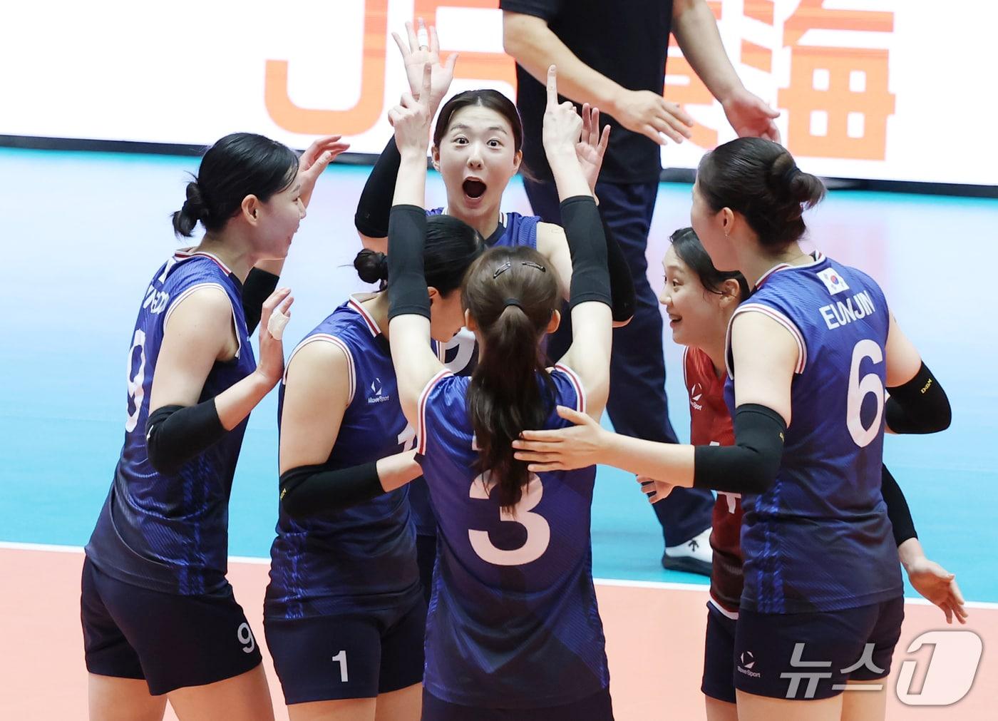 본문 이미지 - 18일 일본 파크 아레나 고마키에서 열린 2026 아이치·나고야 아시안게임 여자배구 조별리그 D조 3차전 대한민국과 베트남의 경기, 강소휘 등 선수들이 득점에 환호하고 있다. 2026.9.18 ⓒ 뉴스1 김민지 기자