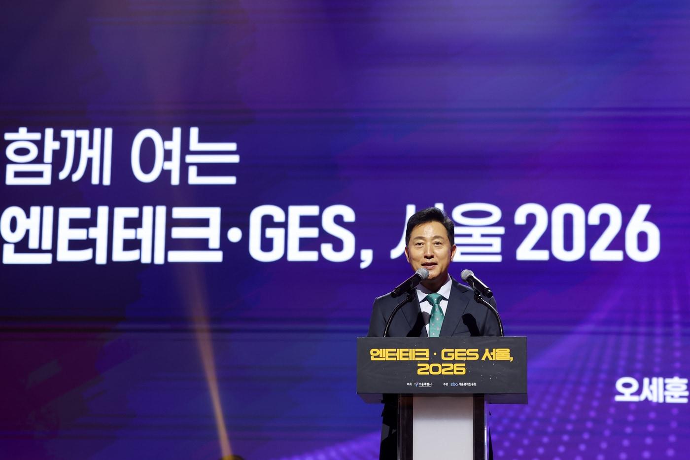 본문 이미지 - 오세훈 시장이 18일 DDP에서 열린 엔터테크·GES, 서울 2026 개막식에서 개회사를 하고 있다.(서울시 제공)