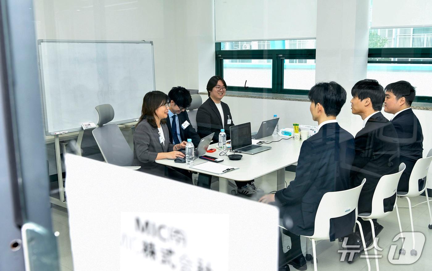본문 이미지 - 대구 영진전문대에서 열린 '2026 글로벌 취업페어'에 참여한 일본 ㈜MIC 관계자들(왼쪽)이 채용 면접을 진행하고 있다. (영진전문대 제공. 재판매 및 DB 금지)