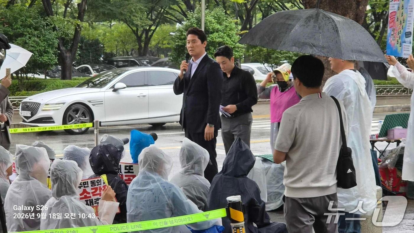 본문 이미지 - 박상준 강서구청장이 18일 오전 부산시청 후문에서 열린 생곡 소각장 반대 집회에서 소각장 건립 저지 입장을 밝히고 있다.(강서구 제공. 재판매 및 DB 금지)