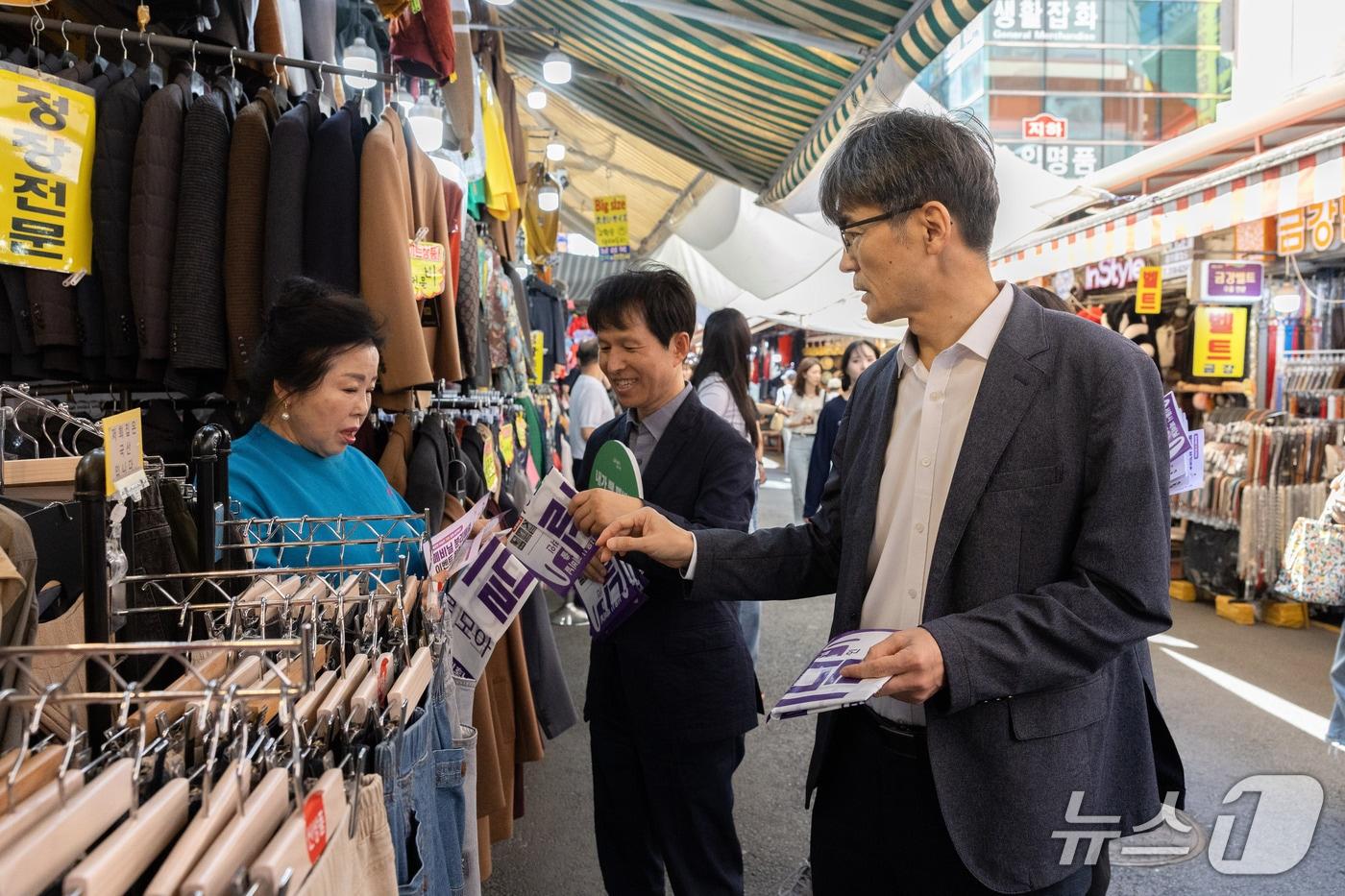 본문 이미지 - 서울시와 중구청, 남대문시장 상인회가 폐비닐 분리배출 캠페인을 열었다. 2026.9.20./ⓒ뉴스1 (서울시 제공)