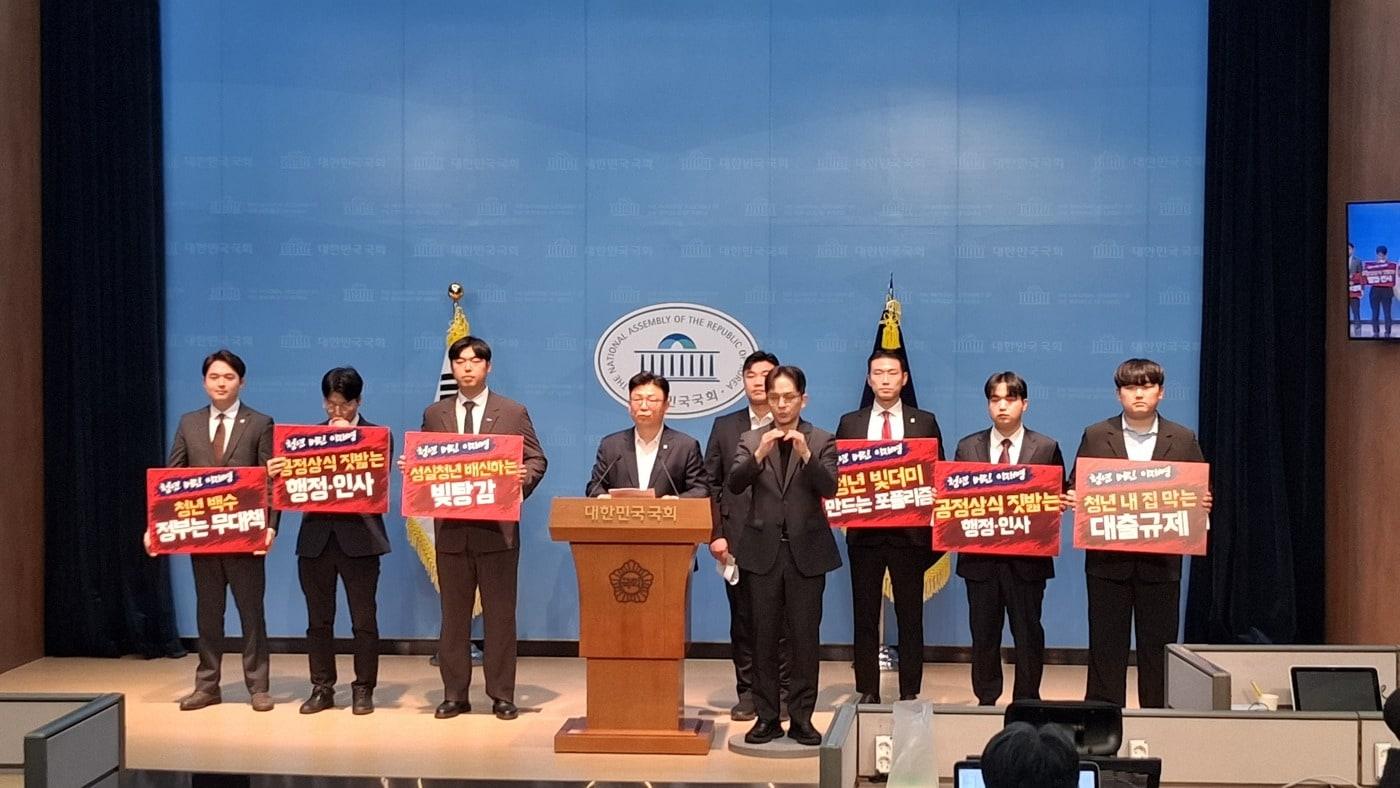 본문 이미지 -  18일 강명구 국민의힘 조직부총장과 국민의힘 청년상설위원회 대표단이 국회 소통관에서 기자회견을 갖고 있다. 이 자리에는 김한슬 전국청년지방의원협의회 회장과 배관구 중앙청년위원회 수석부위원장, 손명훈 중앙당 대학생위원회 위원장 등이 참석했다. (국민의힘 제공) 2026.09.18/뉴스1