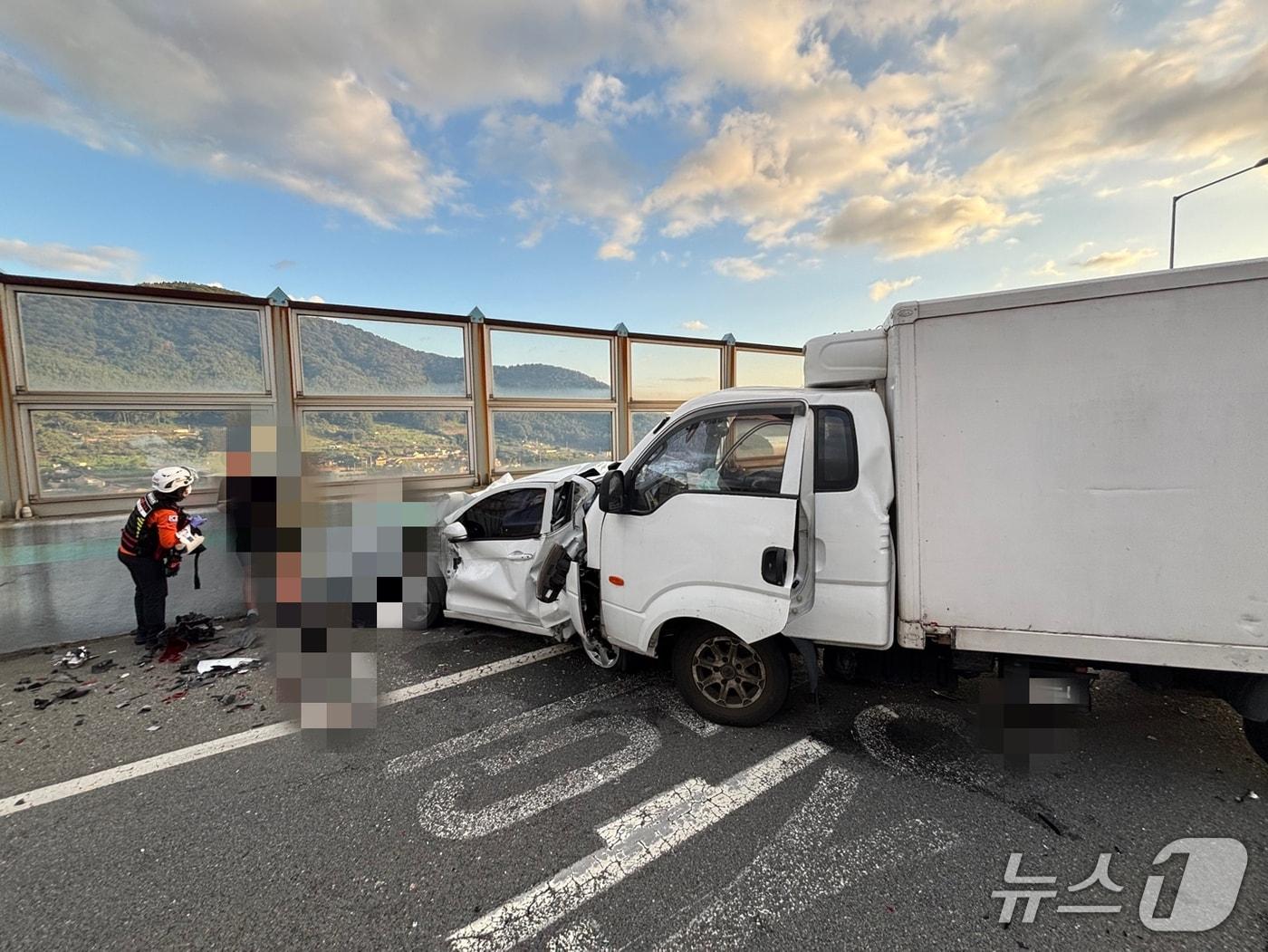 본문 이미지 - 18일 오후 5시 16분쯤 경남 창원시 성산구 귀산동 남해안대로 창원방향 마창대교 요금소 부근에서 승용차 3대와 1톤 화물차 1대가 잇따라 부딪히는 사고가 났다. 사고 현장 모습(창원소방본부 제공. 재판매 및 DB 금지)