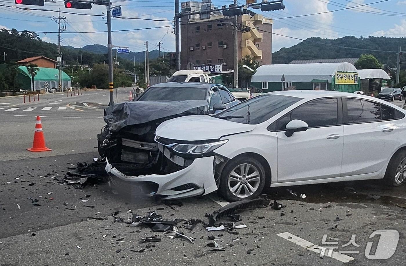 본문 이미지 - 18일 오후 1시 59분쯤 전남광주 무안군 청계면 한 삼거리에서 비보호 좌회전 중인 외제 승용차량과 반대 방향에서 직진하던 승용차가 충돌했다. (전남광주통합소방본부 제공. 재판매 및 DB금지)