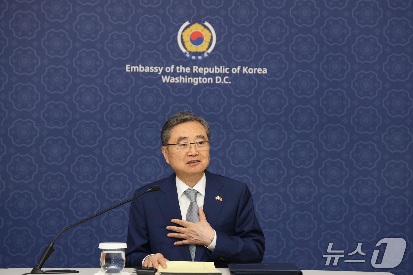 본문 이미지 -  18일(현지시간) 조현 외교부 장관이 워싱턴 DC에서 열린 특파원 간담회에서 한미외교장관회담 관련 설명하고 있다. 2026.09.18 (제공 워싱턴 공동취재단)