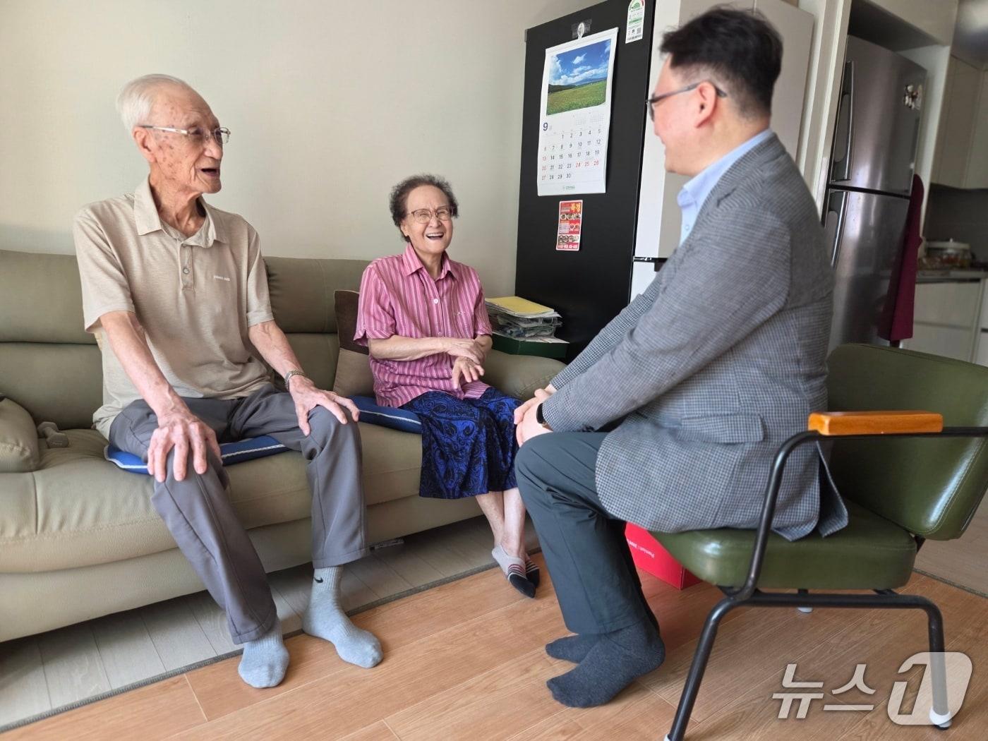 본문 이미지 - 이승우 서울지방보훈청장은 추석을 앞둔 19일 6·25전쟁 국가유공자를 위문했다. 2026.9.19./ⓒ 뉴스1(국가보훈부 서울지방보훈청 제공)