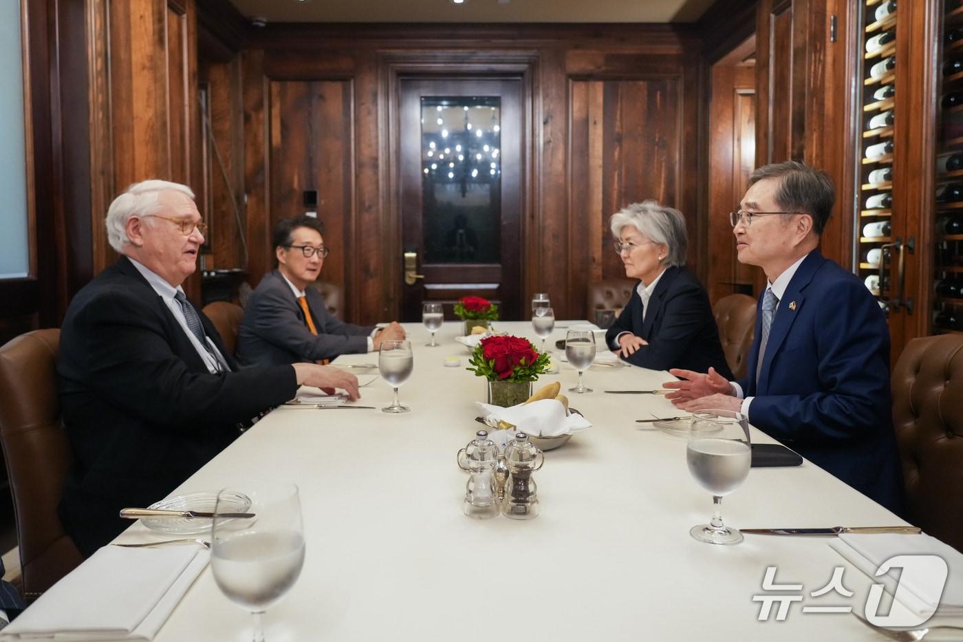 본문 이미지 - 외교부는 18일(현지 시간) 조현 장관이 존 햄리 전략국제문제연구소(CSIS) 명예소장과 빅터 차 한국 석좌를 면담하고, 한미관계와 한반도 문제 등에 관해 의견을 교환했다고 밝혔다.