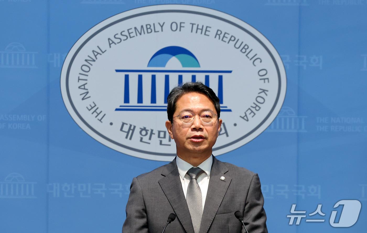 본문 이미지 - 김승원 법무부 장관 후보자가 19일 서울 영등포구 여의도 국회 소통관에서 후보자직 사퇴 기자회견을 하고 있다. 2026.9.19 ⓒ 뉴스1 김진환 기자