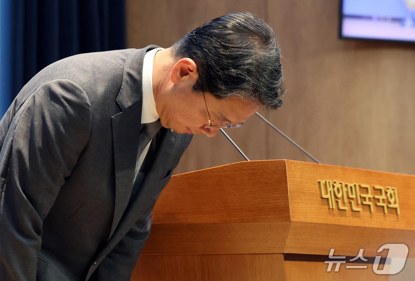본문 이미지 - 김승원 법무부 장관 후보자가 지난 19일 서울 영등포구 여의도 국회 소통관에서 후보자직 사퇴 기자회견을 앞두고 인사하고 있다. 2026.9.19 ⓒ 뉴스1 김진환 기자