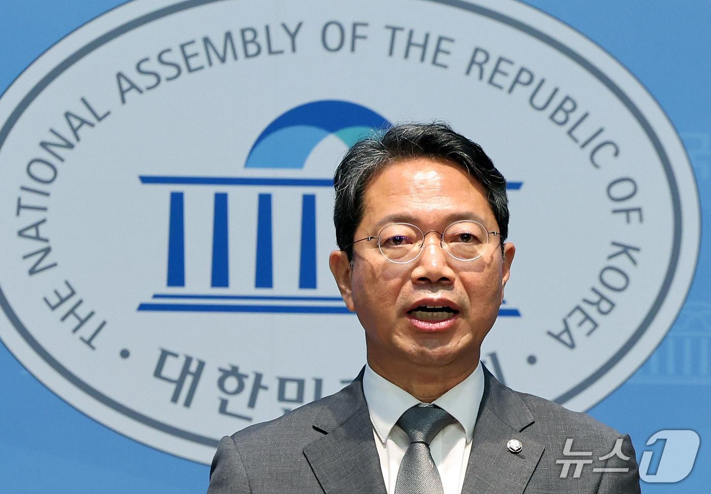 본문 이미지 - 김승원 법무부 장관 후보자가 19일 서울 영등포구 여의도 국회 소통관에서 후보자직 사퇴 기자회견을 하고 있다. 2026.9.19 ⓒ 뉴스1 김진환 기자