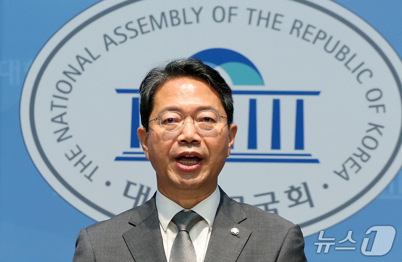 본문 이미지 - 김승원 법무부 장관 후보자가 19일 서울 영등포구 여의도 국회 소통관에서 후보자직 사퇴 기자회견을 하고 있다. 2026.9.19 ⓒ 뉴스1 김진환 기자