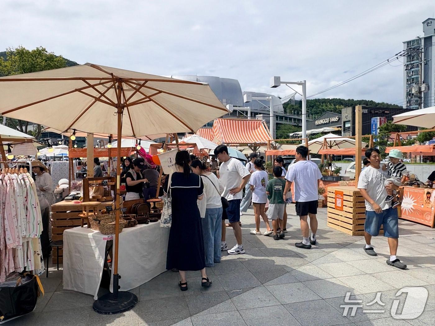 본문 이미지 - 19일 거제시 장승포항 수변공원에 문을 연 오션빌리지에 지역민들과 관광객들의 발길이 이어졌다.2026.09.19/뉴스1 강미영기자