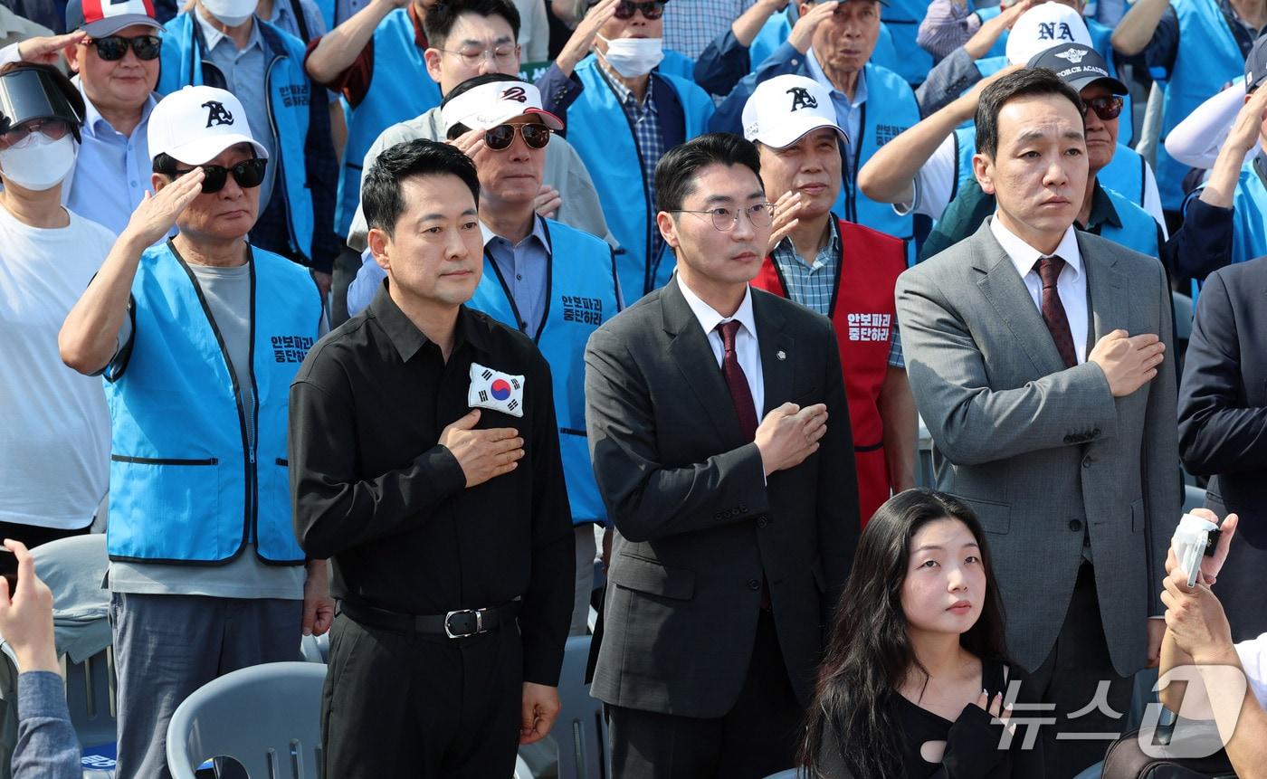 본문 이미지 - 장동혁 국민의힘 대표가 19일 서울 종로구 경복궁역 1번 출구 앞에서 열린 사관학교 폐교 반대 결의대회에 참석해 국민의례를 하고 있다. 2026.9.19 ⓒ 뉴스1 박세연 기자