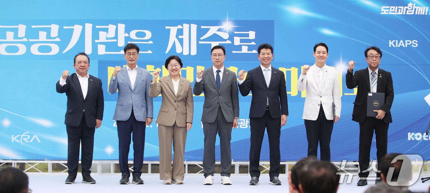 본문 이미지 - 이정엽 국민의힘 제주도당 위원장(왼쪽부터), 문대림 더불어민주당 제주도당 위원장, 고의숙 제주도교육감, 위성곤 제주도지사, 송영훈 제주도의회 의장, 김한규 국회의원, 김상균 조국혁신당 제주도당 위원장이 지난 9월19일 오후 제주시 탐라문화광장에서 열린 '2차 공공기관 제주 이전 촉구 범도민운동본부 홍보 캠페인' 행사에서 기념촬영을 하고 있다. 2026.9.19 ⓒ 뉴스1 오미란 기자