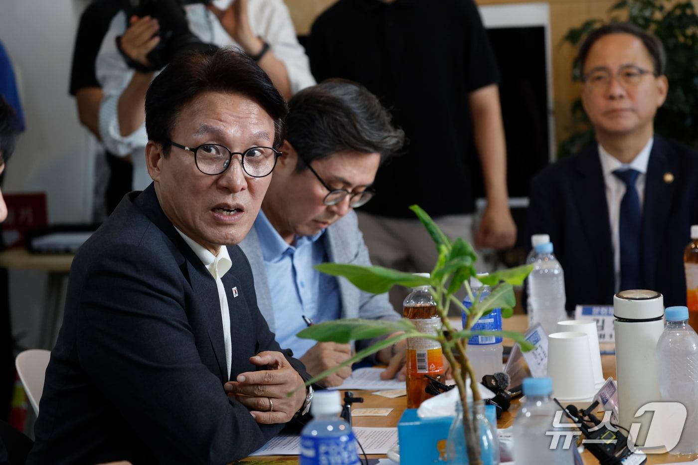 본문 이미지 - 김민석 더불어민주당 대표가 19일 광주영상복합문화관을 찾아 '지난 여름' 독립영화를 관람하고 청년 영화인들과 간담회를 하고 있다. ⓒ 뉴스1 김태성 기자