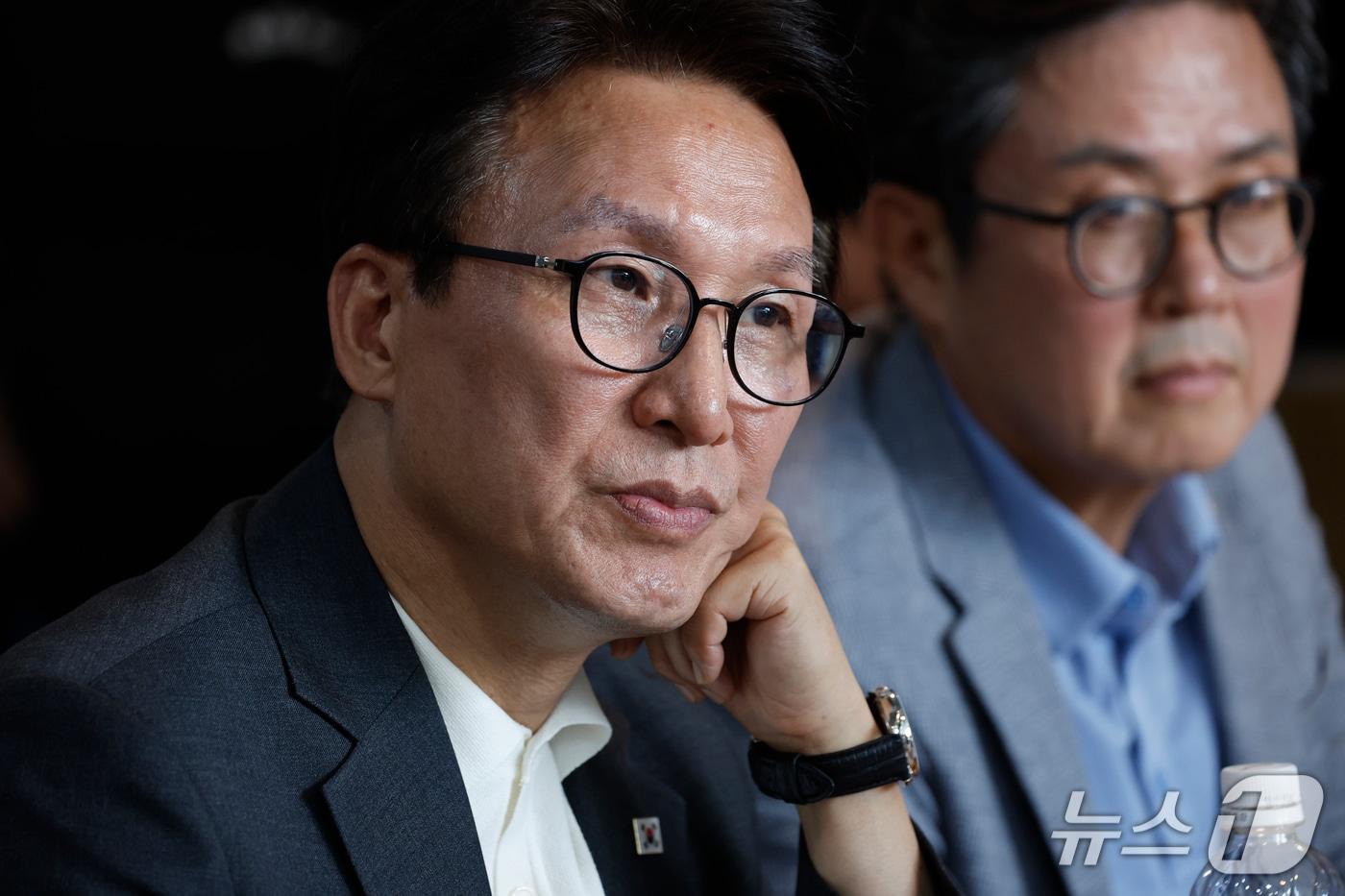 본문 이미지 - 김민석 더불어민주당 대표가 19일 광주영상복합문화관을 찾아 '지난 여름' 독립영화를 관람 후 청년 영화인들과 간담회를 하고 있다. 2026.9.19 ⓒ 뉴스1 김태성 기자