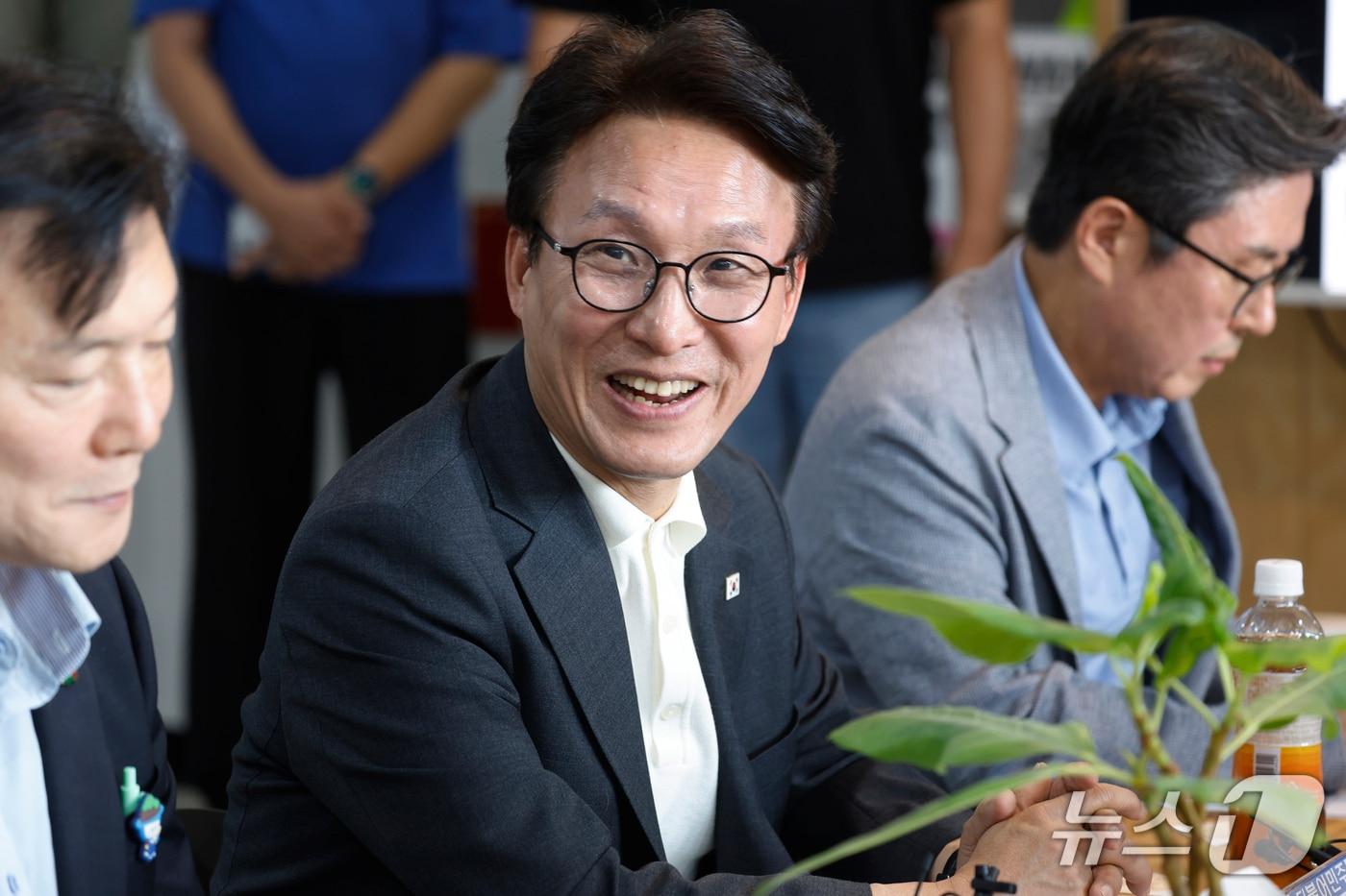 본문 이미지 - 김민석 더불어민주당 대표가 지난 19일 광주영상복합문화관을 찾아 '지난 여름' 독립영화를 관람 후 청년 영화인들과 간담회를 하고 있다. 2026.9.19 ⓒ 뉴스1 김태성 기자