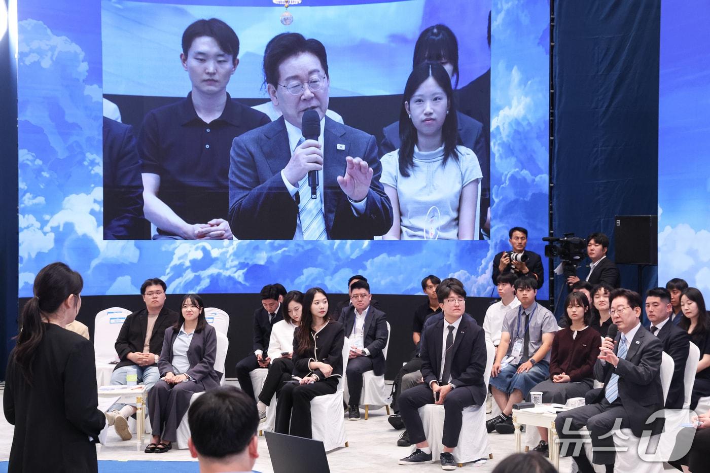 본문 이미지 - 이재명 대통령이 19일 청와대 영빈관에서 열린 청년 오픈마이크에서 발언을 하고 있다. (청와대통신사진기자단) 2026.9.19 ⓒ 뉴스1 이재명 기자