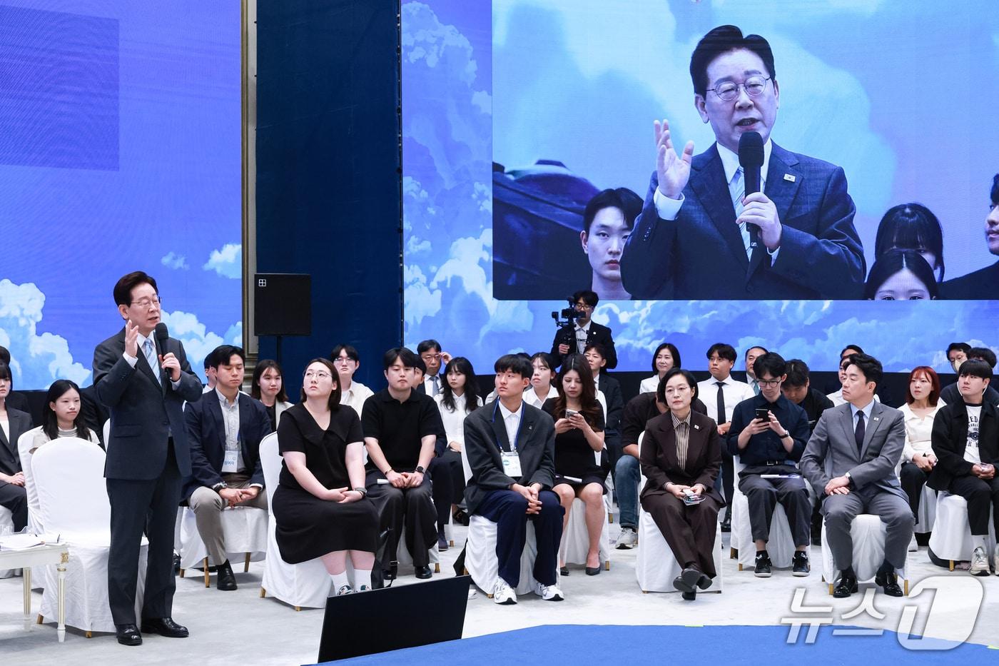 본문 이미지 - 이재명 대통령이 지난 19일 청와대 영빈관에서 열린 청년 오픈마이크에서 발언을 하고 있다. (청와대통신사진기자단) 2026.9.19 ⓒ 뉴스1 이재명 기자