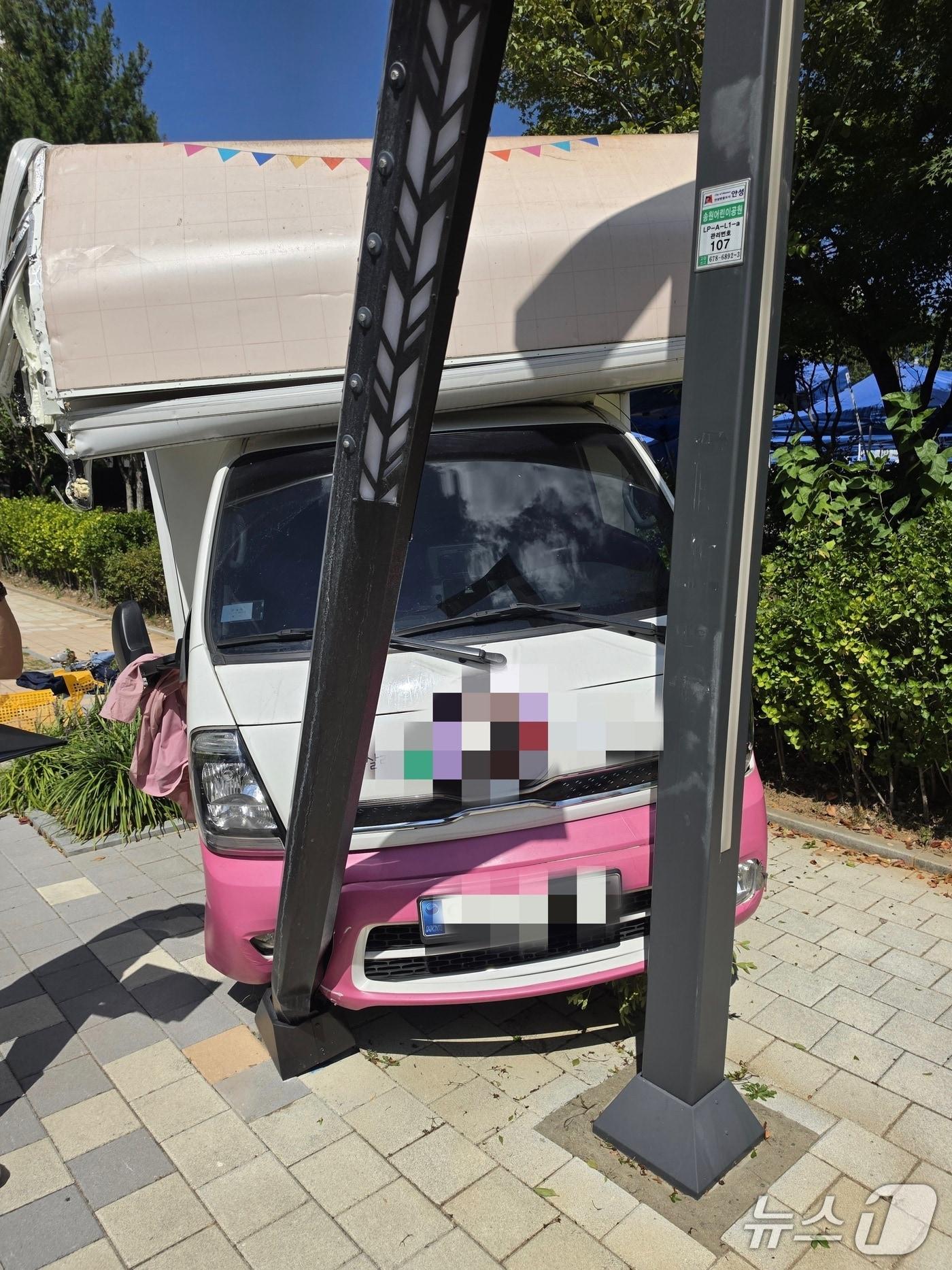 본문 이미지 - 19일 오전 11시18분께 경기 안성시 공도읍 어린이공원에서 열린 플리마켓 행사장에 1톤 트럭이 돌진하는 사고가 발생했다. 이 사고로 40대 엄마와 10대 아들 모자가 목숨을 잃었다.(안성소방서 제공. 재판매 및 DB 금지) 2026.9.19/뉴스1