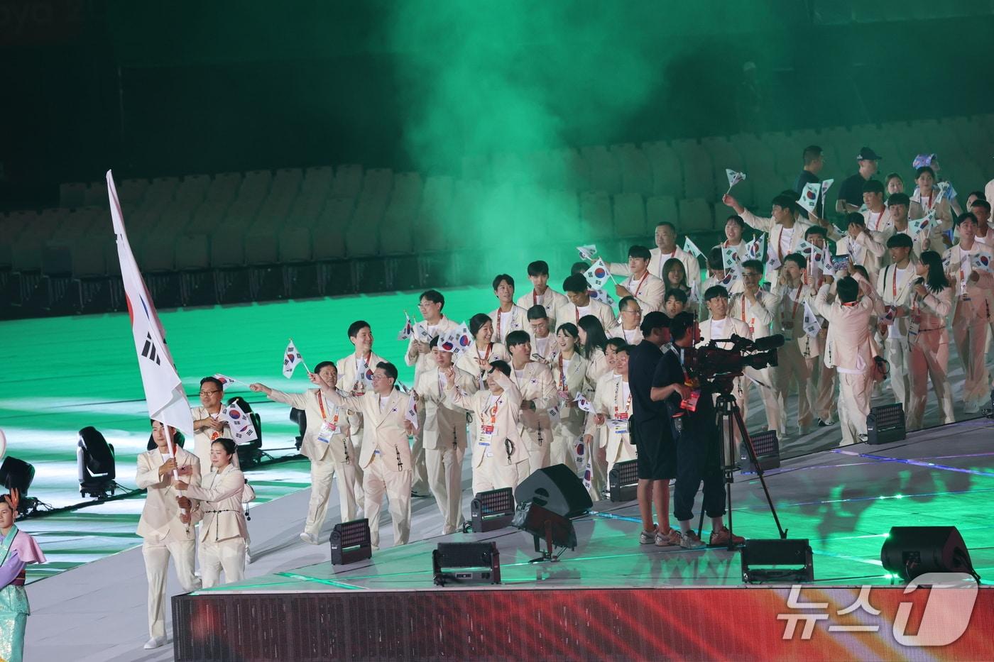 본문 이미지 - 김동용, 신유빈을 필두로 한 대한민국 선수단이 19일 오후 일본 나고야 팔로마 미즈호 스타디움에서 열린 2026 아이치·나고야 아시안게임 개회식에 입장하고 있다. 2026.9.19 ⓒ 뉴스1 김도우 기자