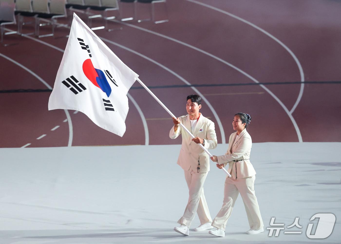 본문 이미지 - 김동용, 신유빈을 필두로 한 대한민국 선수단이 19일 오후 일본 나고야 팔로마 미즈호 스타디움에서 열린 2026 아이치·나고야 아시안게임 개회식에 입장하고 있다. 2026.9.19 ⓒ 뉴스1 안은나 기자