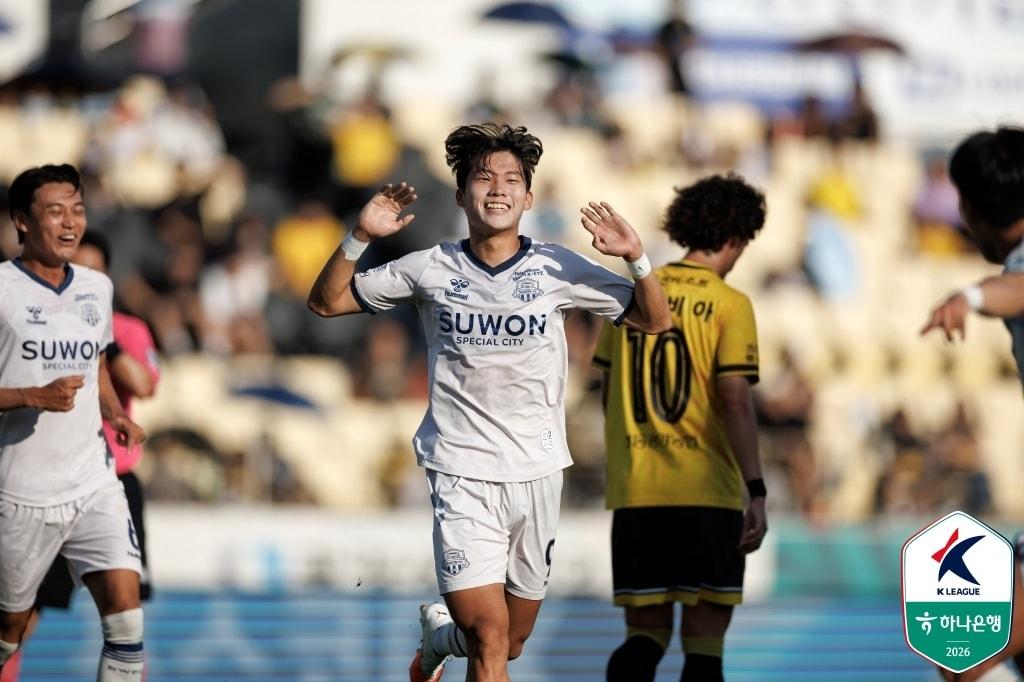 본문 이미지 - 수원FC 김도윤이 19일 광양축구전용구장에서 열린 전남 드래곤즈와 원정 경기에서 득점 후 기뻐하고 있다. (한국프로축구연맹 제공)