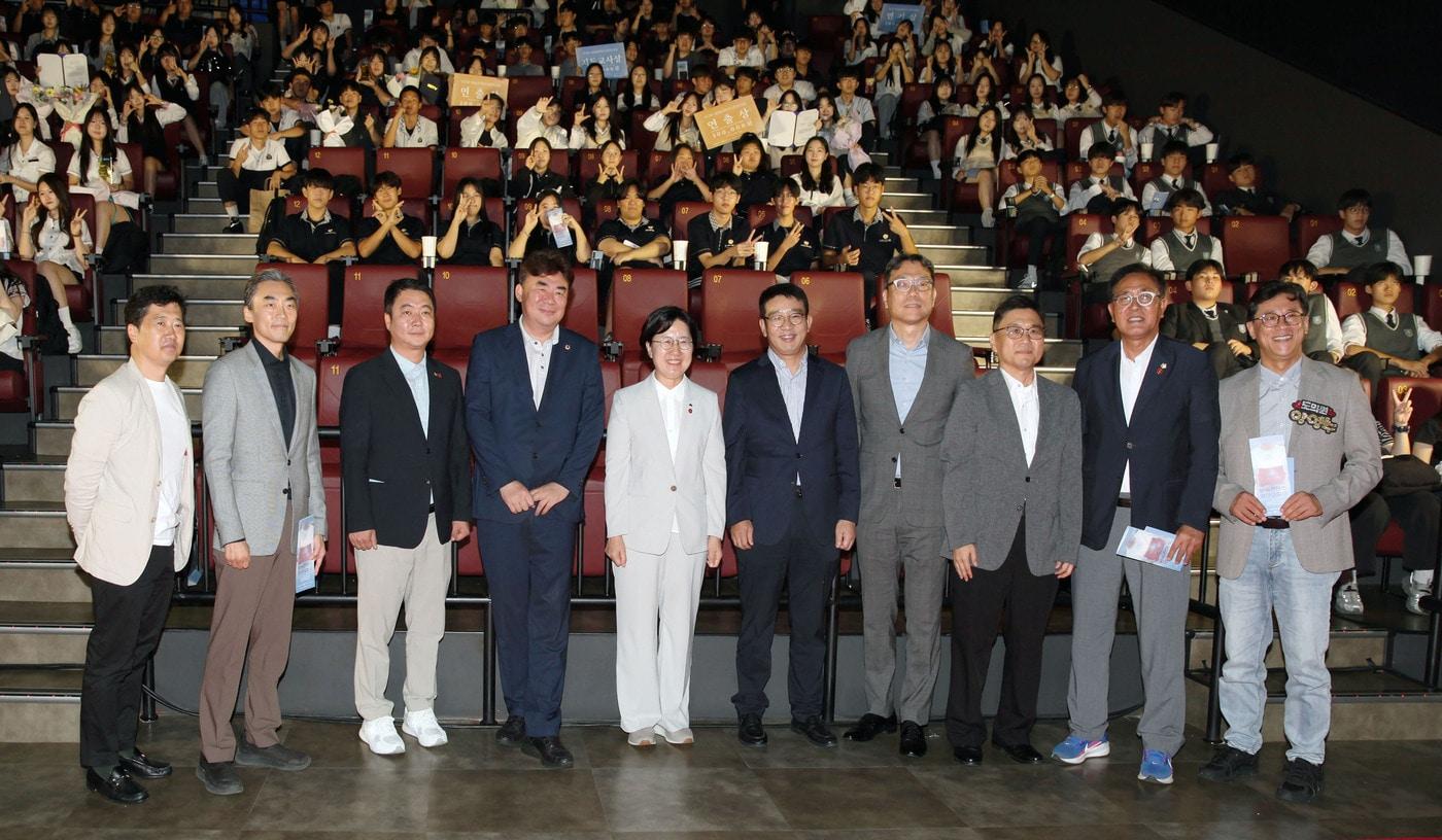 본문 이미지 - 지난 29일 열린 ‘방송콘텐츠 경연대회 2026’ 시상식에서 주요 참석자들이 참가 학생들과 함께 기념촬영을 하고 있다. 앞줄 왼쪽부터 KCTV제주 부강언 편성제작국 차장, KCTV제주 공대인 대표이사, 오경남 제주특별자치도의회 의원, 강충룡 제주특별자치도의회 의원, 고의숙 제주특별자치도교육감, NS홈쇼핑 이상근 상무, 강재원 한국방송학회장(동국대학교 교수), 박주성 한국방송통신전파진흥원 단장, 강동우 제주특별자치도의회 의원, 양영수 제주특별자치도의회 의원. (NS홈쇼핑 제공)