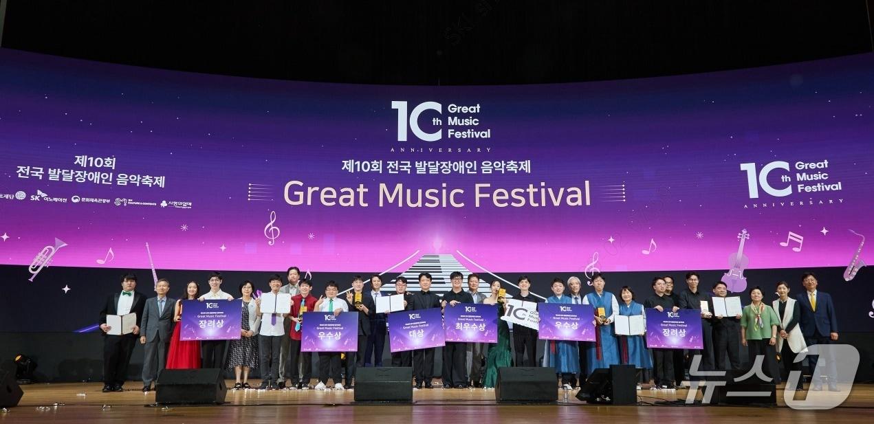 본문 이미지 - 1일 서울 강남구 코엑스에서 열린 제10회 GMF 시상식 후 추형욱 SK이노베이션 대표이사(왼쪽에서 11번째)와 수상자 및 참석자들이 기념 촬영을 하고 있다. (사진제공 = SK이노베이션) 