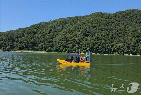 본문 이미지 - 옥천군 옥천읍 오대리에 제작 지원한 알루미늄합금 재질 에어보트 모습.(옥천군 제공. 재판매 및 DB금지)/뉴스1