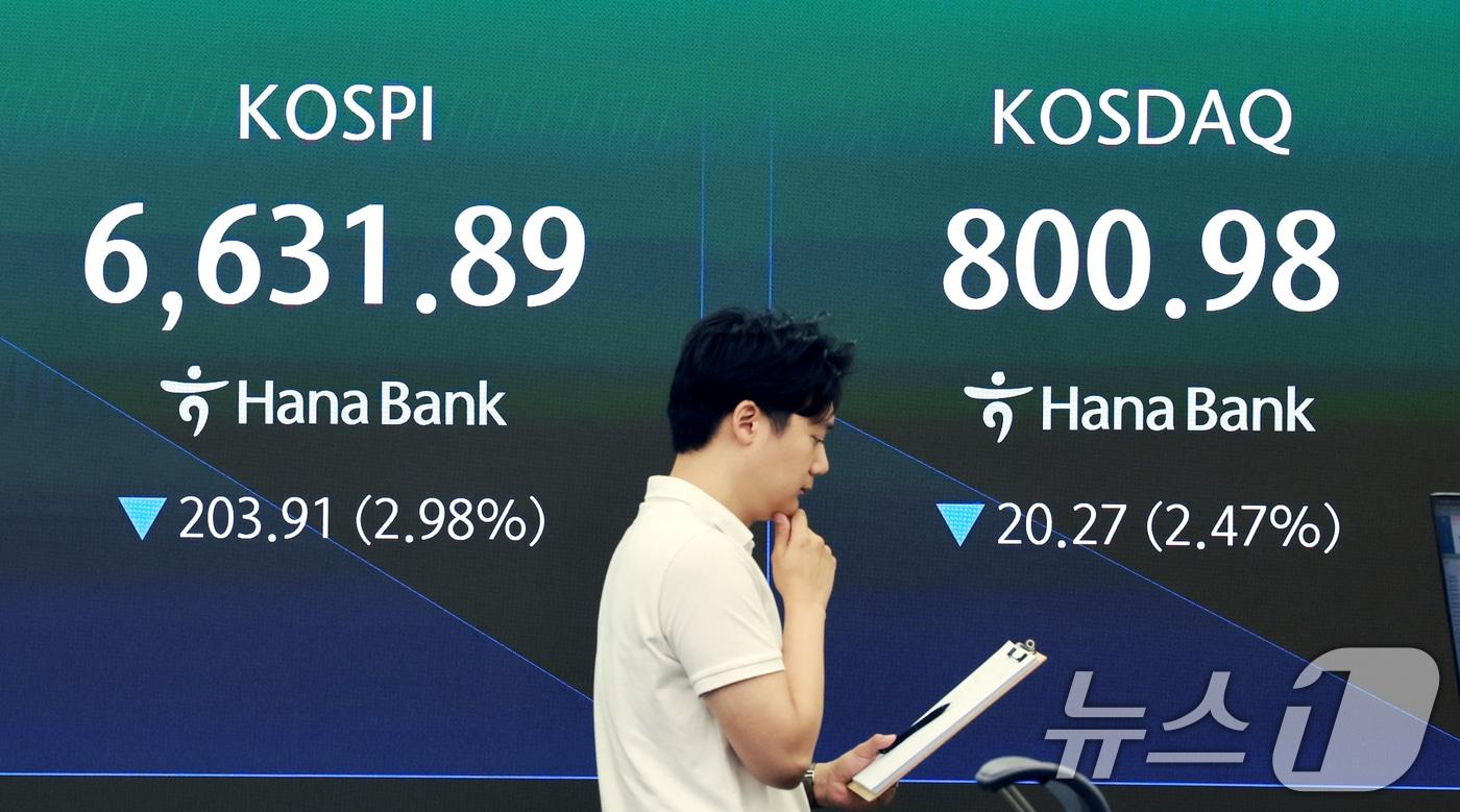 본문 이미지 - 2일 서울 중구 하나은행 딜링룸 전광판에 코스피 지수 등 시황이 표시되고 있다.2026.9.2 ⓒ 뉴스1 이호윤 기자