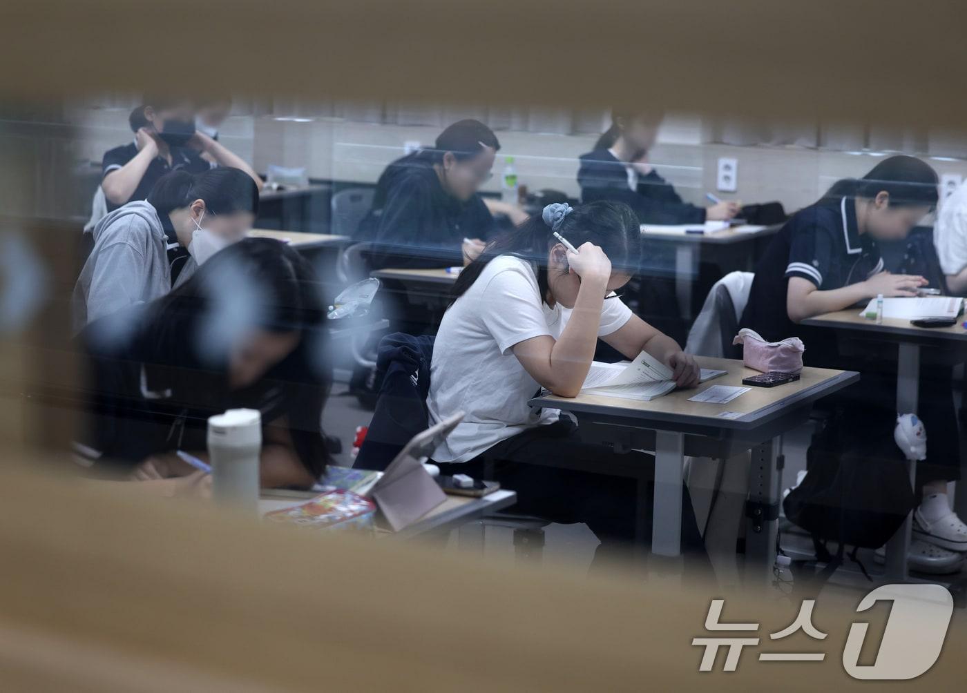 본문 이미지 - 2027학년도 대학수학능력시험을 앞두고 9월 모의평가가 치러진 2일 대구 수성구 대구남산고 고3 학생들이 막바지 시험공부를 하고 있다. 2026.9.2 ⓒ 뉴스1 공정식 기자