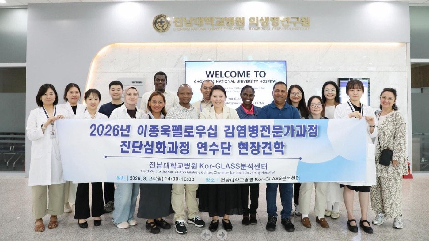 본문 이미지 - GC녹십자의료재단 호남 센터에서 기념사진 촬영 중인 교육생들