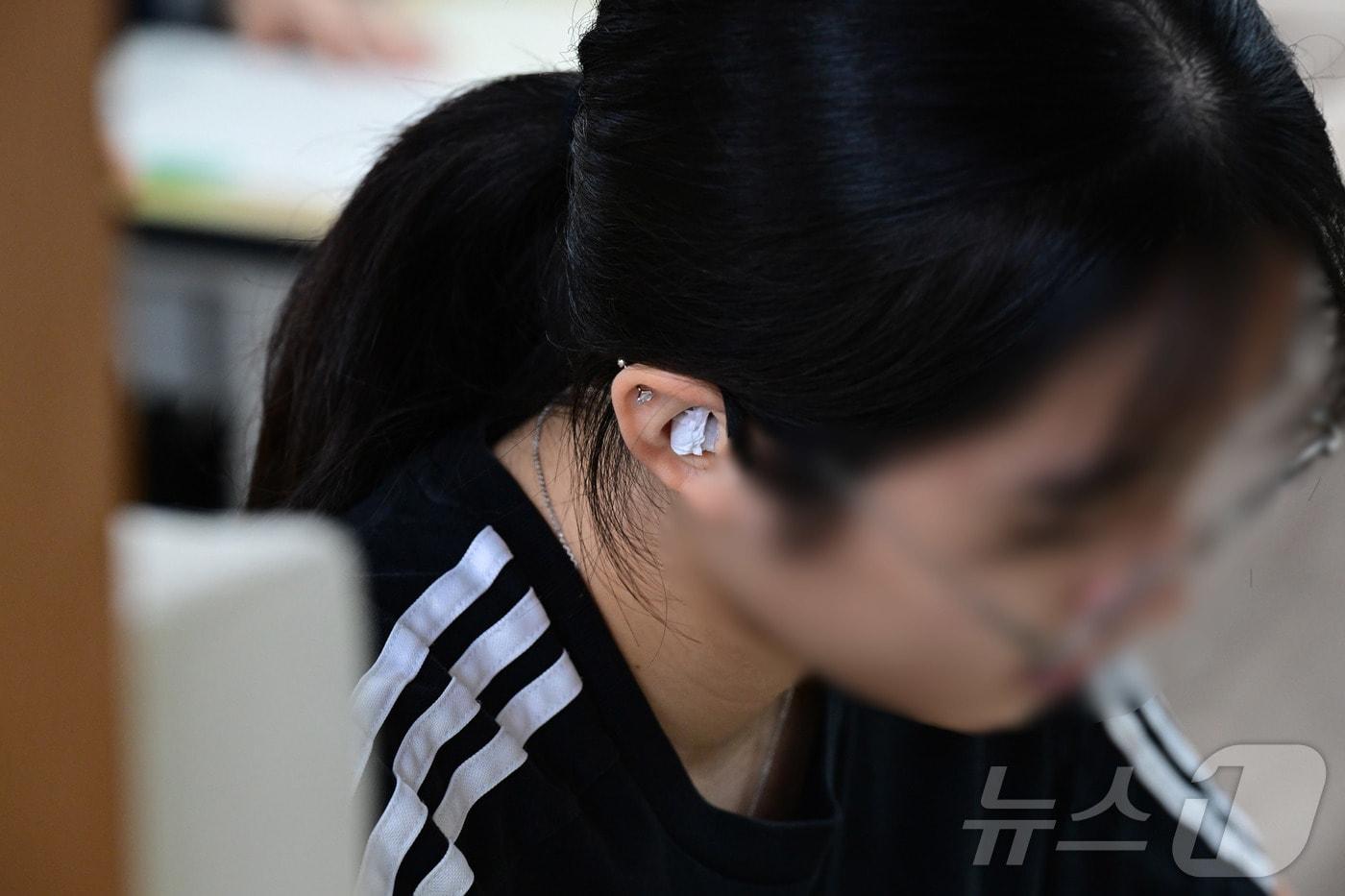 본문 이미지 - 2027학년도 대학수학능력시험 9월 모의평가 시행일인 2일 오전 서울 마포구 서울여자고등학교에서 한 학생이 휴지로 귀를 막은 채 시험 응시를 준비하고 있다. 2026.9.2 ⓒ 뉴스1 사진공동취재단