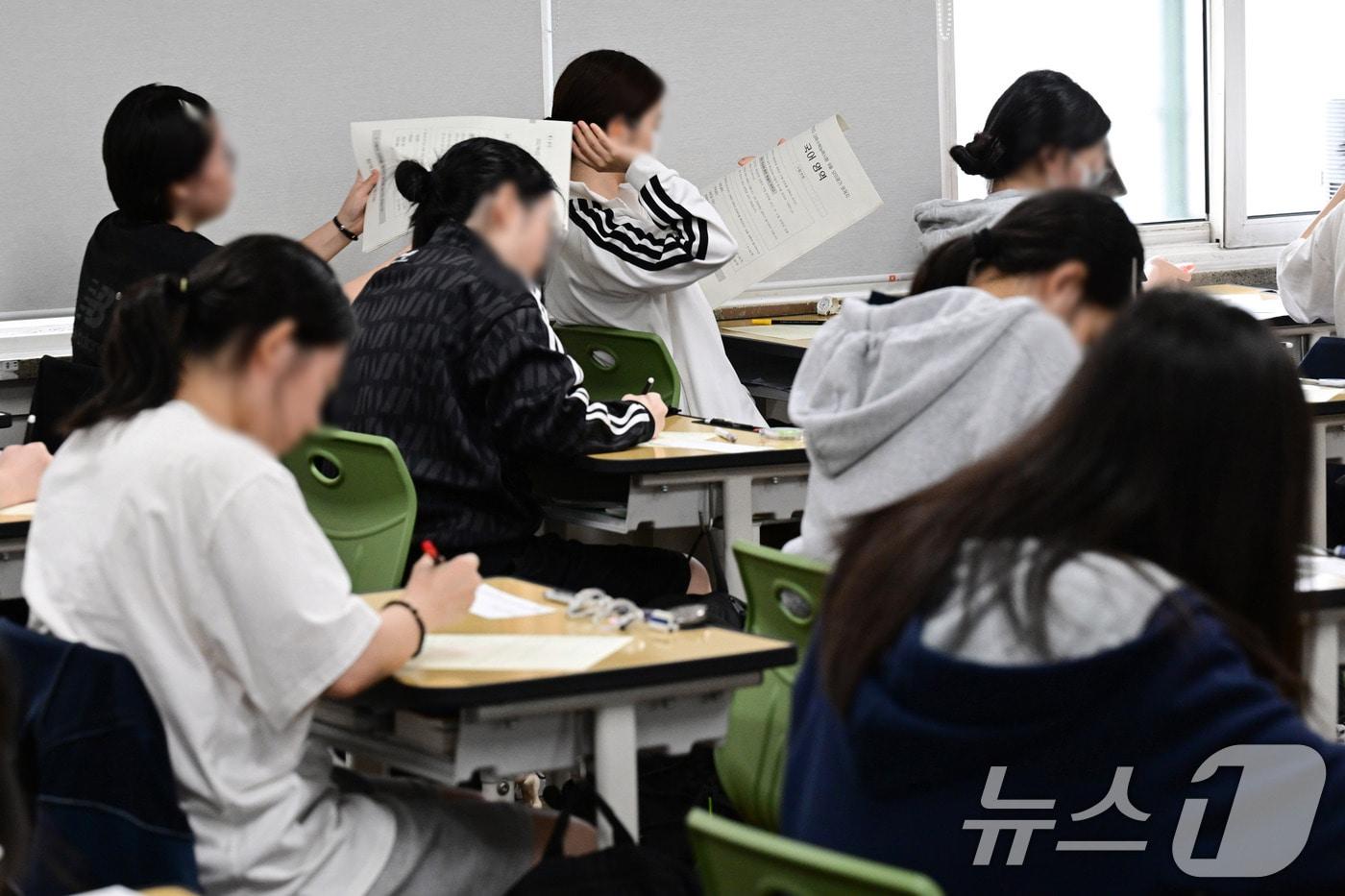 본문 이미지 - 2027학년도 대학수학능력시험 9월 모의평가 시행일인 2일 오전 서울 마포구 서울여자고등학교에서 학생들이 시험지를 넘기고 있다.(사진은 기사와 무관) 2026.9.2 ⓒ 뉴스1 사진공동취재단