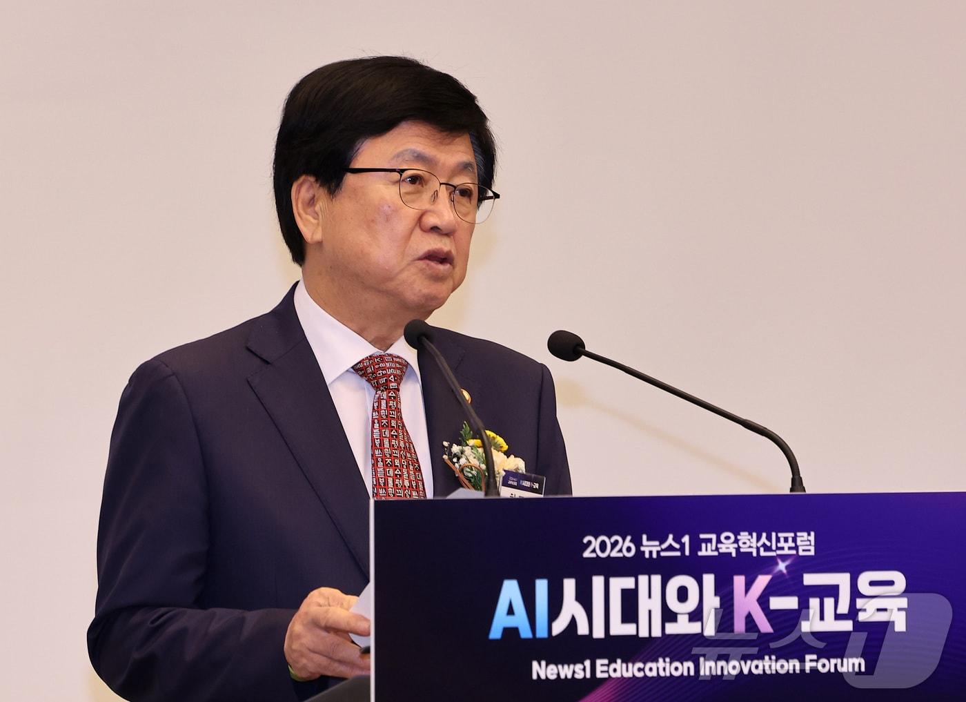 본문 이미지 - 최교진 교육부 장관이 2일 서울 용산구 나인트리 프리미어 로카우스 호텔에서 'AI시대와 K-교육'이라는 주제로 열린 2026 뉴스1 교육혁신포럼에서 축사를 하고 있다. 2026.9.2 ⓒ 뉴스1 김성진 기자