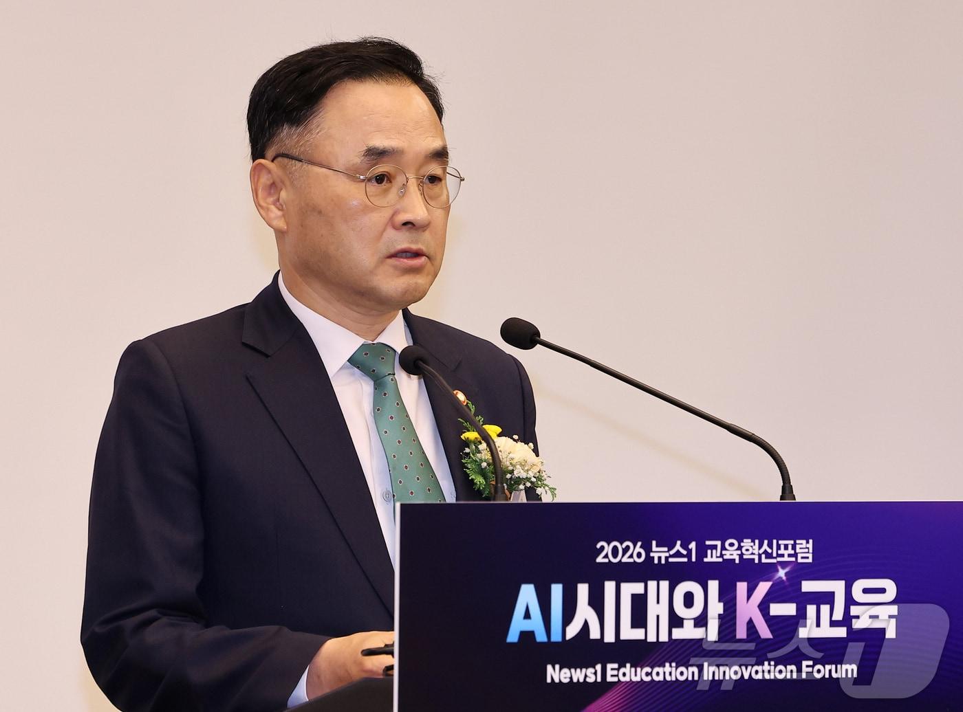 본문 이미지 - 차정인 국가교육위원장이 2일 서울 용산구 나인트리 프리미어 로카우스 호텔에서 'AI시대와 K-교육'이라는 주제로 열린 2026 뉴스1 교육혁신포럼에서 축사를 하고 있다. 2026.9.2 ⓒ 뉴스1 김성진 기자
