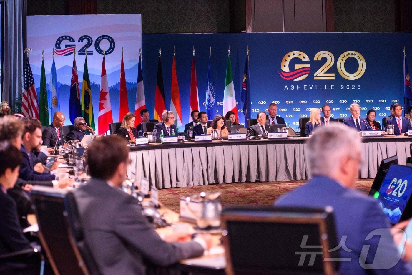 본문 이미지 - 1일 미국 노스캐롤라이나주 애슈빌에서 열린 주요 20개국(G20) 재무회의에서 금융 역량 강화 관련 전체회의가 진행되고 있다. 2026.9.1.ⓒ AFP=뉴스1