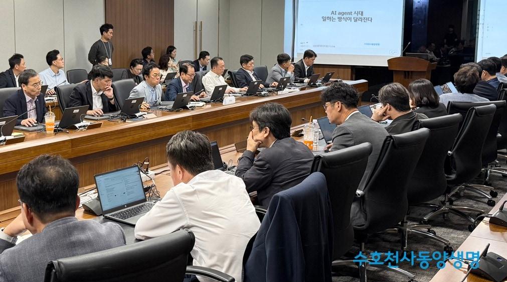 본문 이미지 - 동양생명, ABL생명 양사 임원진들이 AI agent 생성 등 실습을 진행하고 있다./사진제공=동양생명