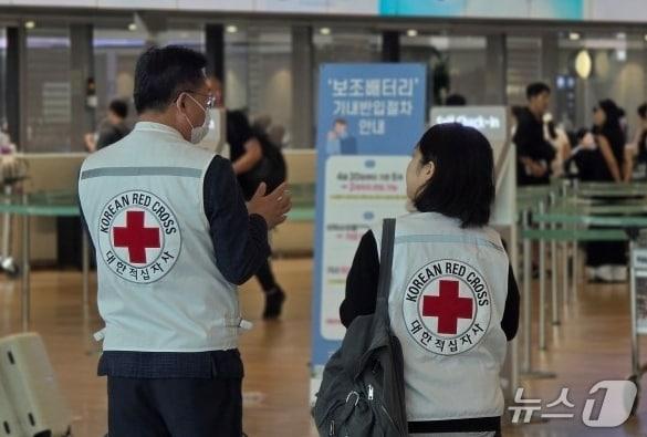 본문 이미지 - 대한적십자사 네팔 긴급구호대응단이 인천공항을 통해 네팔로 출국하는 모습.(대한적십자사 제공)