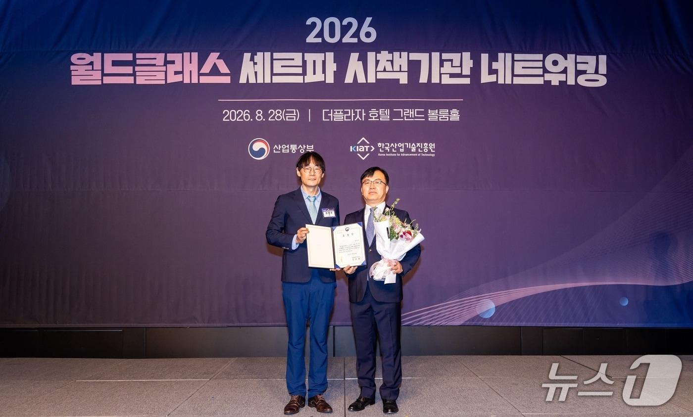 본문 이미지 - 엘앤에프가 지난 28일 서울 중구 더플라자 호텔에서 열린 한국산업기술진흥원(KIAT) 주관 행사에서 '월드클래스 성과 우수기업'으로 선정돼 산업통상부 장관 표창을 받고 있다. 사진은 안응수 산업통상부 중견기업지원과장(왼쪽)과 조정훈 엘앤에프 경영관리본부장.(엘앤에프 제공)