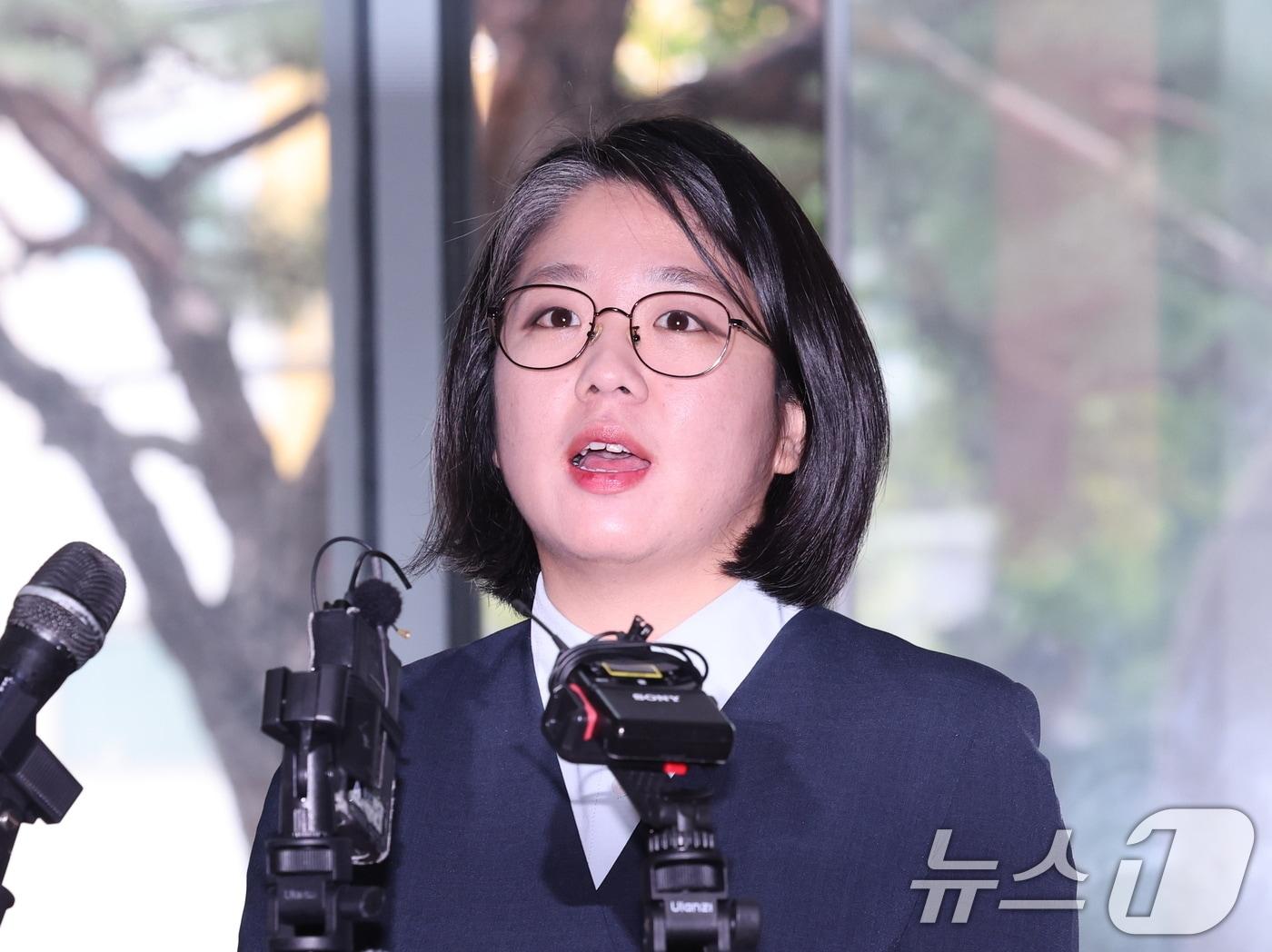본문 이미지 - 용혜인 성평등가족부 장관 후보자가 2일 오전 서울 서대문구 한국청소년활동진흥원에 마련된 인사청문회 준비사무실로 첫 출근하며 취재진의 질문에 답하고 있다. 2026.9.2 ⓒ 뉴스1 박지혜 기자