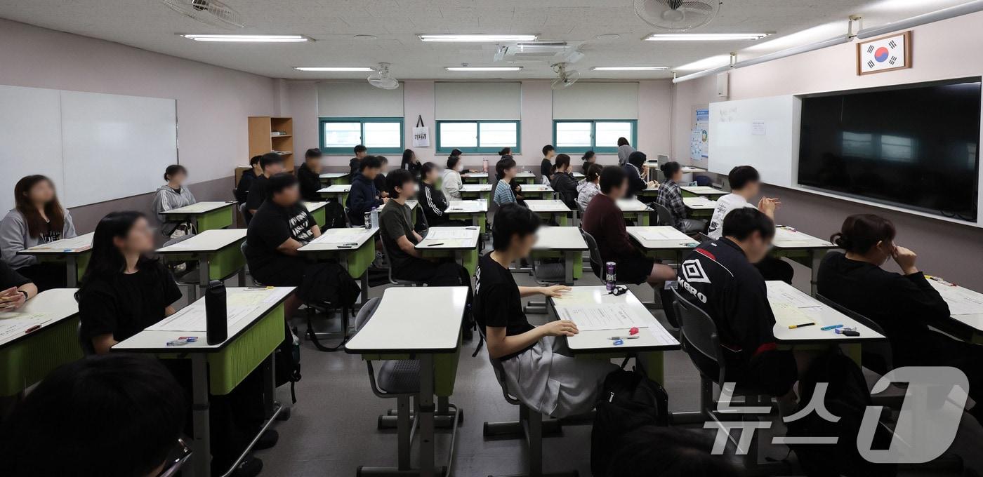 본문 이미지 - 2027학년도 대학수학능력 9월 모의평가일인 2일 서울 송파구 방산고등학교에서 수험생들이 시험 응시를 준비하고 있다. 2026.9.2 ⓒ 뉴스1 사진공동취재단