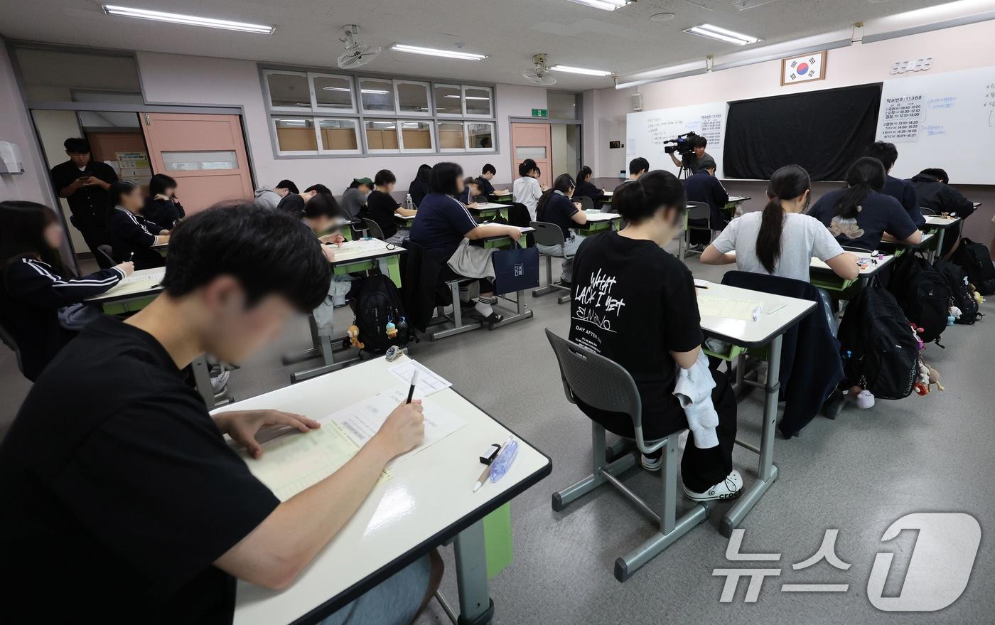 본문 이미지 - 2027학년도 대학수학능력 9월 모의평가일인 2일 서울 송파구 방산고등학교에서 수험생들이 시험지를 살펴보고 있다. 2026.9.2 ⓒ 뉴스1 사진공동취재단
