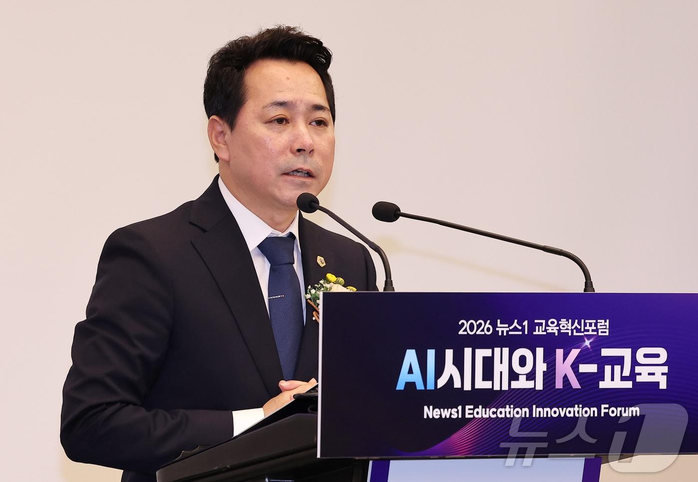 본문 이미지 - 임만균 서울시의회 의장이 2일 서울 용산구 나인트리 프리미어 로카우스 호텔에서 'AI시대와 K-교육'이라는 주제로 열린 2026 뉴스1 교육혁신포럼에서 축사를 하고 있다. 2026.9.2 ⓒ 뉴스1 김성진 기자