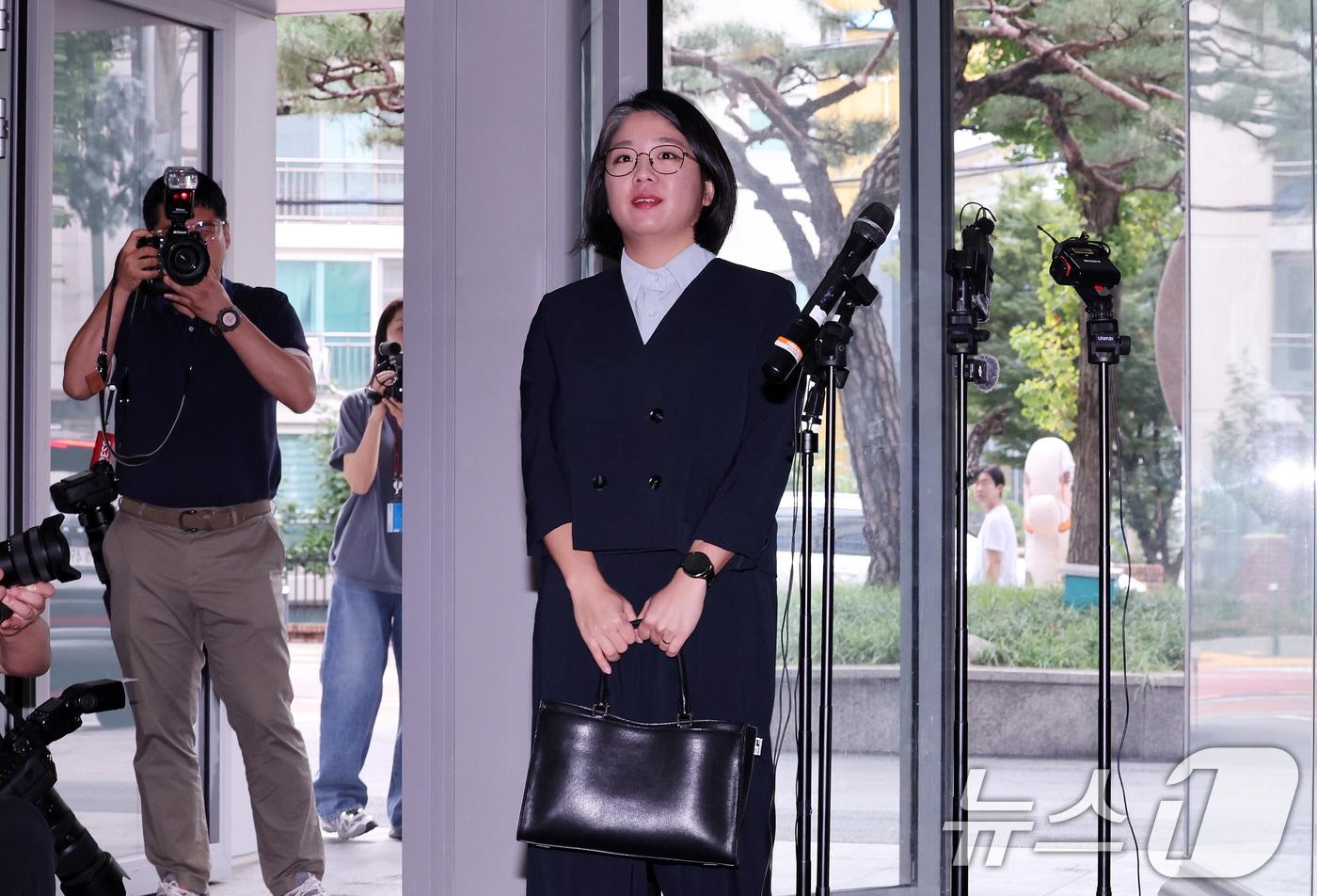 본문 이미지 - 용혜인 성평등가족부 장관 후보자가 2일 오전 서울 서대문구 한국청소년활동진흥원에 마련된 인사청문회 준비사무실로 첫 출근하고 있다. 2026.9.2 ⓒ 뉴스1 박지혜 기자