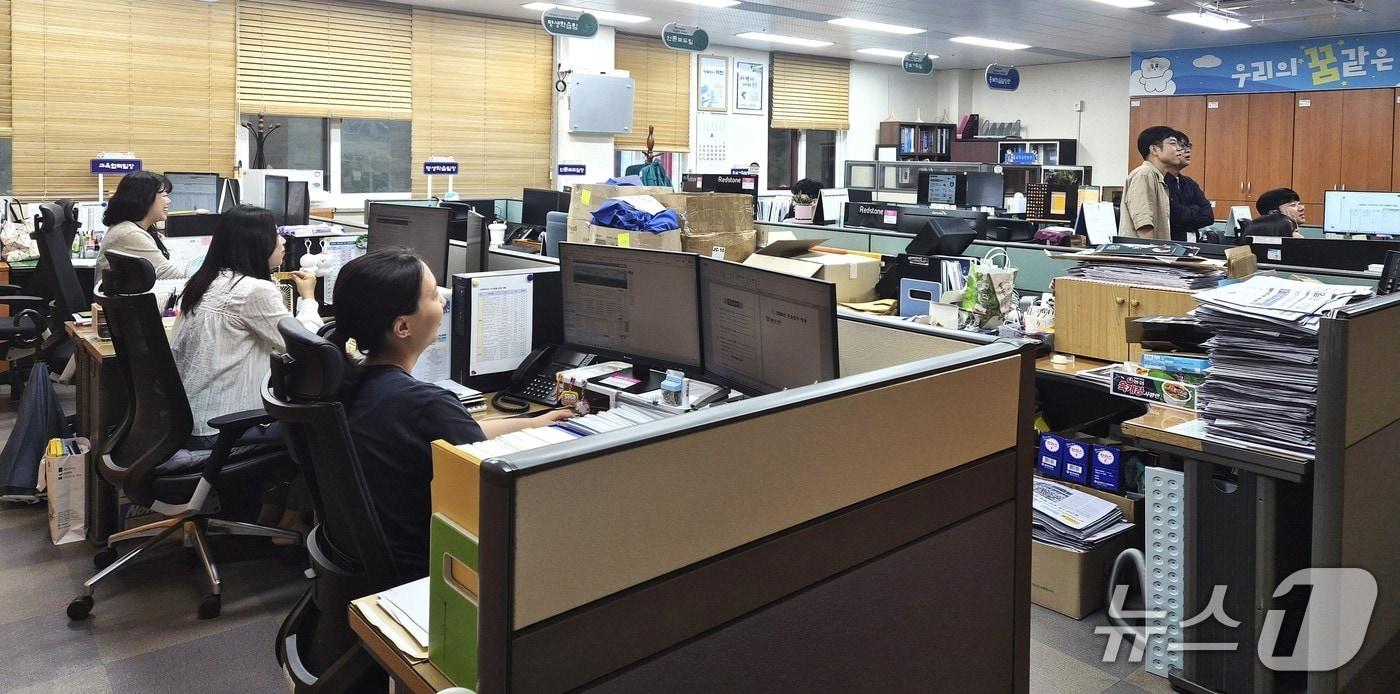 본문 이미지 - 제천시청 공무원들. /뉴스1 손도언 기자 